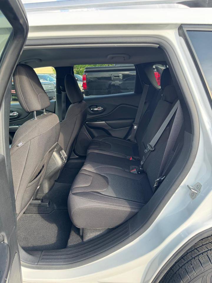 Used 2021 Jeep Cherokee Latitude AWD/4WD image 18