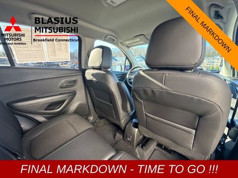 Used 2022 Chevrolet Trax LT w/ LT Convenience Package image 24