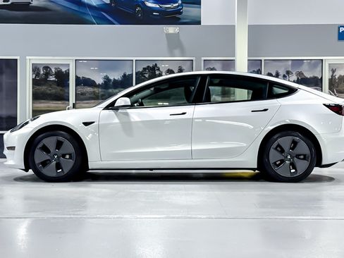 Used 2023 Tesla Model 3 Standard Range RWD image 2