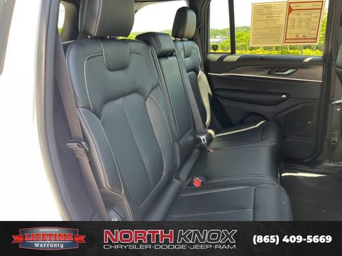 Used 2025 Jeep Grand Cherokee Limited w/ Luxury Tech Group II image 23
