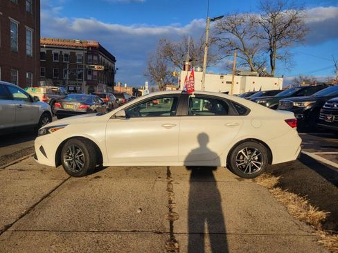 Used 2023 Kia Forte LXS image 4