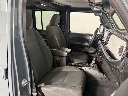 Used 2025 Jeep Wrangler Unlimited Sahara AWD/4WD image 28