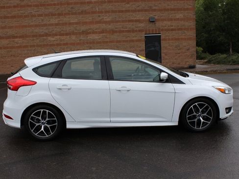 Used 2018 Ford Focus SE w/ SE Sport Package FWD image 5