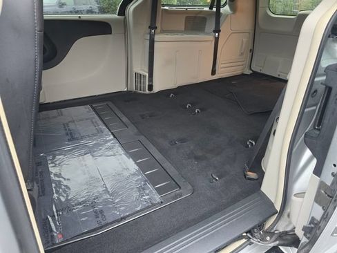 Used 2012 Chrysler Town & Country Touring-L w/ Entertainment Group #2 FWD image 36