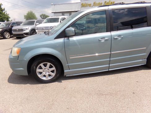 Used 2010 Chrysler Town & Country Touring FWD image 55
