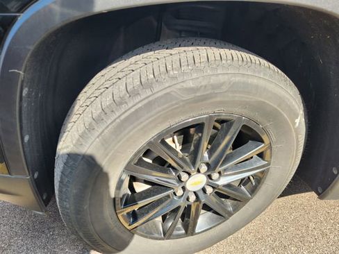 Used 2023 Chevrolet Traverse LT FWD image 10