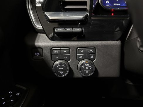 Used 2023 Chevrolet Silverado 1500 LTZ w/ LTZ Premium Package AWD/4WD image 18