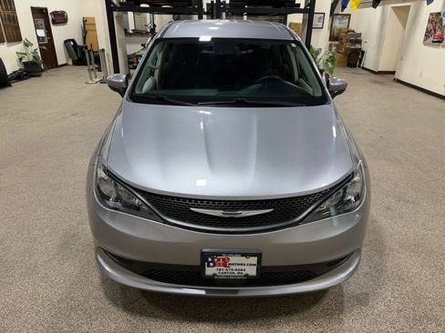 Used 2021 Chrysler Voyager L FWD image 11