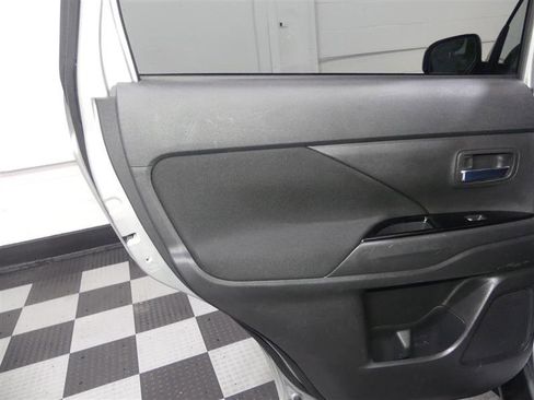 Used 2020 Mitsubishi Outlander SE image 25