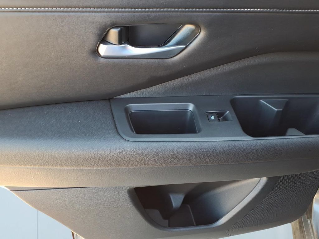 Used 2025 Nissan Pathfinder SL FWD image 10
