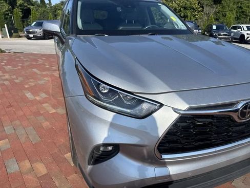 Used 2021 Toyota Highlander Limited FWD image 20
