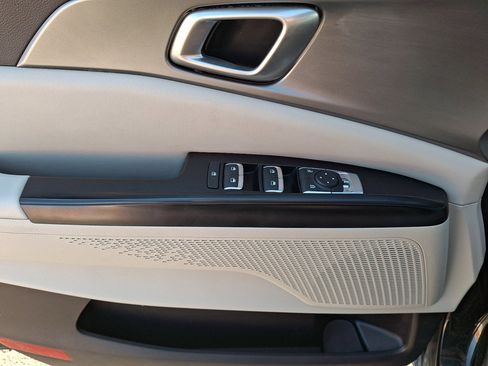 Used 2024 Kia Carnival LX image 23