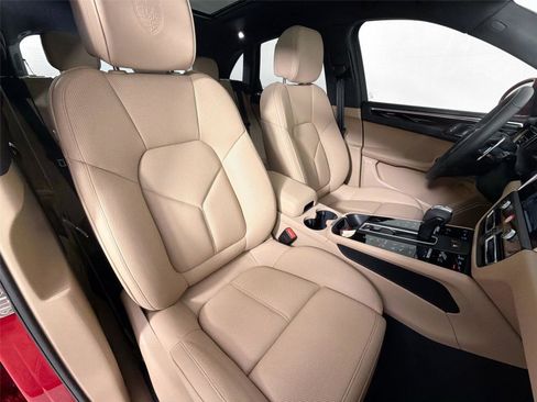 Certified 2026 Porsche Macan AWD/4WD image 28