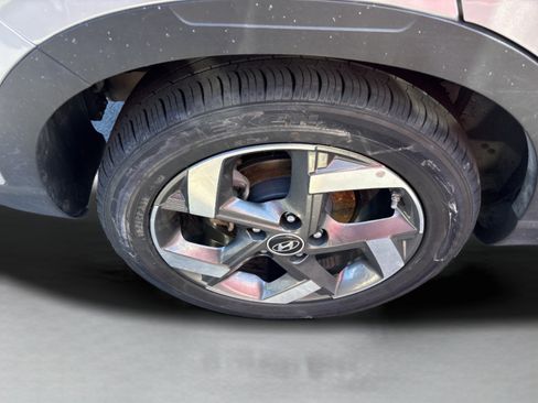 Used 2025 Hyundai Venue SEL FWD image 9