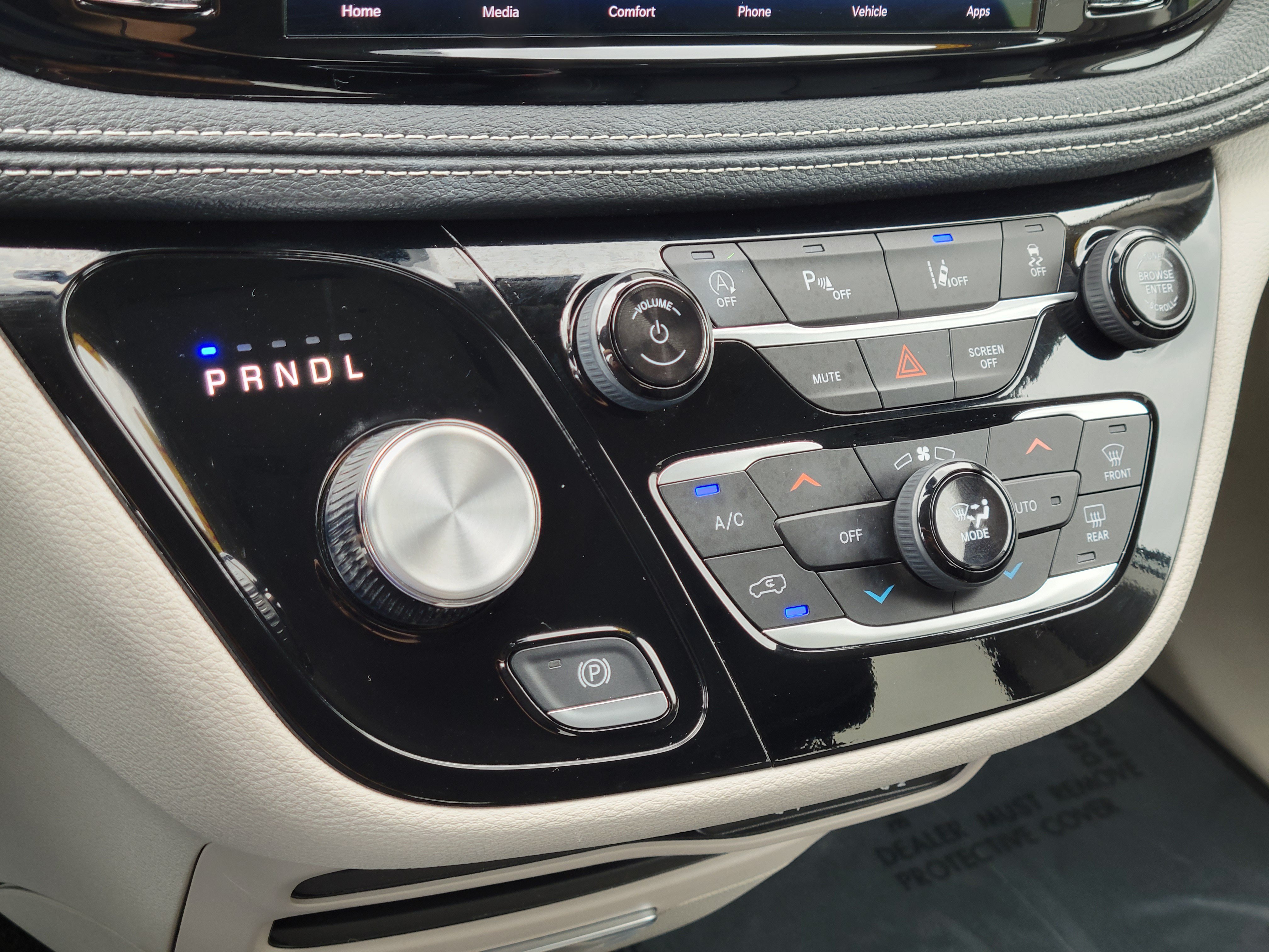 Used 2024 Chrysler Pacifica Touring-L FWD image 16