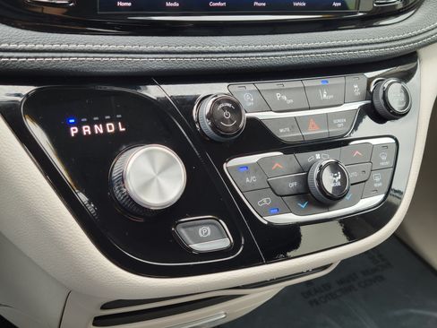 Used 2024 Chrysler Pacifica Touring-L FWD image 16