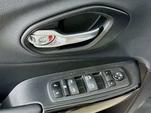 Used 2023 Jeep Cherokee Altitude Lux image 21