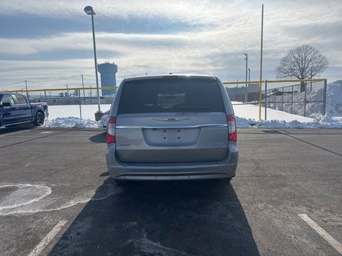 Used 2015 Chrysler Town & Country Touring-L w/ Driver Convenience Group image 3