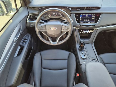 New 2025 Cadillac XT6 Luxury image 17