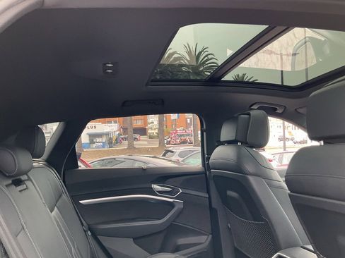 Used 2019 Audi e-tron Prestige w/ Prestige Package image 48