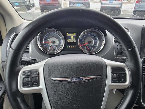 Used 2016 Chrysler Town & Country Touring image 14