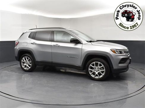 Used 2022 Jeep Compass Latitude image 1