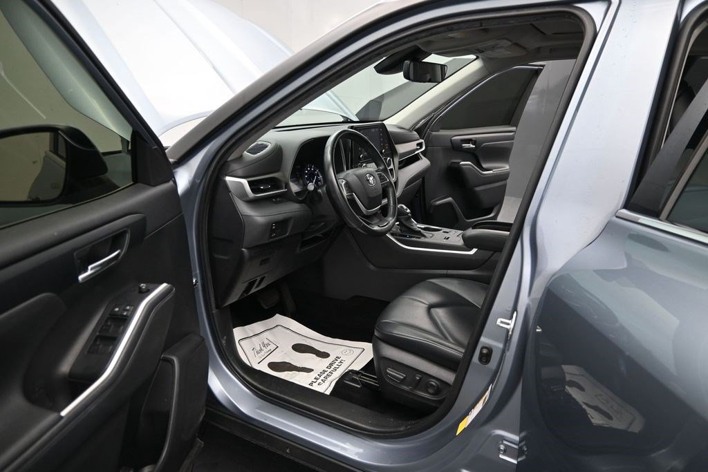 Used 2022 Toyota Highlander XLE FWD image 11