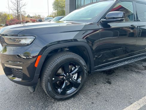 Used 2025 Jeep Grand Cherokee L Limited w/ Black Appearance Package image 4