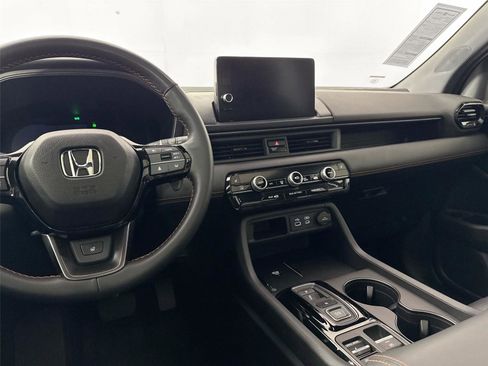 Used 2025 Honda Pilot TrailSport image 31