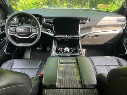 Used 2022 Jeep Wagoneer Series III AWD/4WD image 13