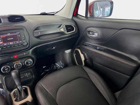 Used 2016 Jeep Renegade Latitude FWD image 25