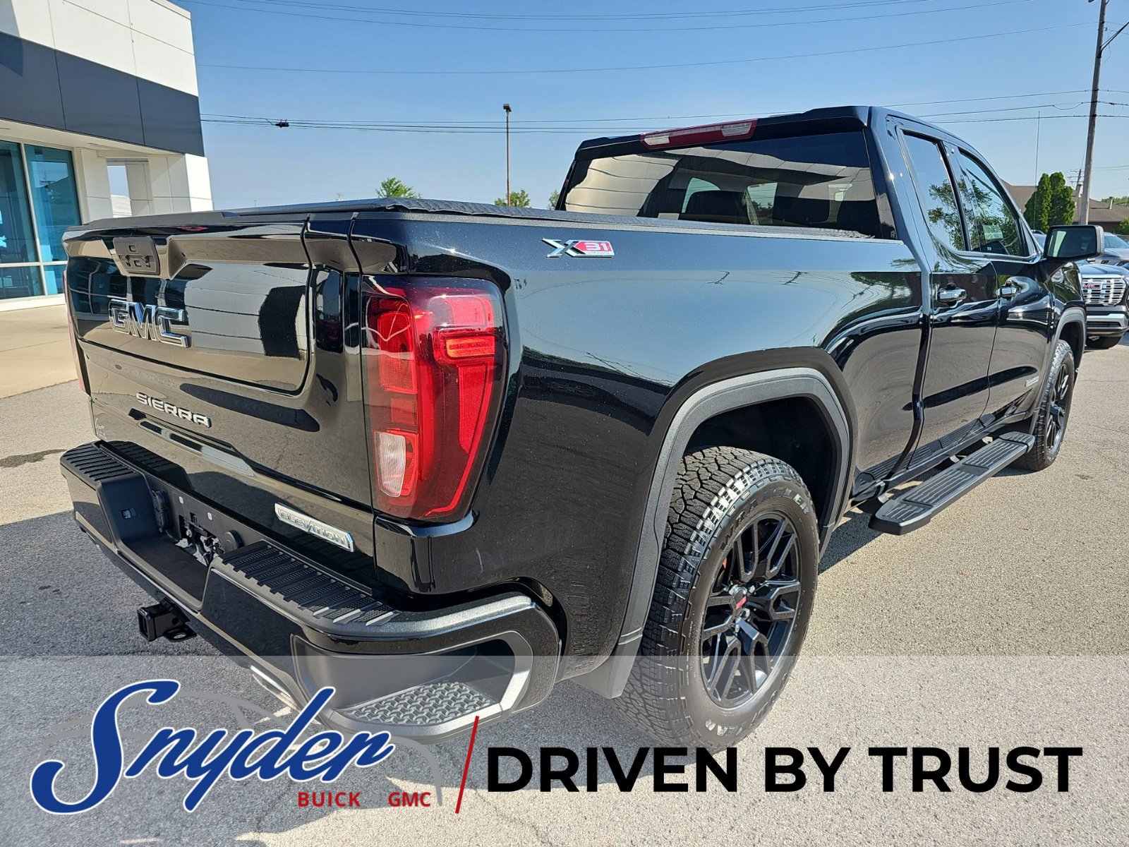 Used 2021 GMC Sierra 1500 Elevation w/ LPO, Elevation Black Package AWD/4WD image 7