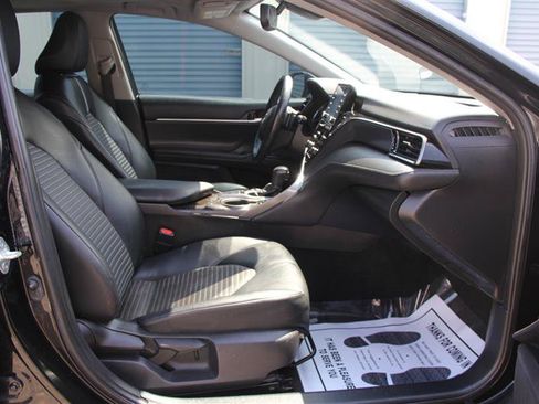 Used 2022 Toyota Camry SE w/ Cold Weather Package FWD image 18
