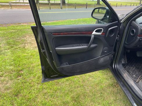 Used 2005 Porsche Cayenne Turbo image 25