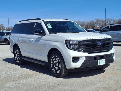 New 2026 Ford Expedition Active image 3