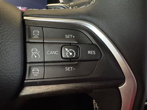 Used 2025 Jeep Grand Cherokee Limited w/ Trailer Tow Package AWD/4WD image 18