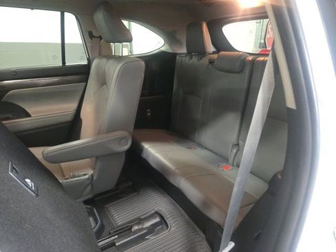 Used 2023 Toyota Highlander Platinum image 19