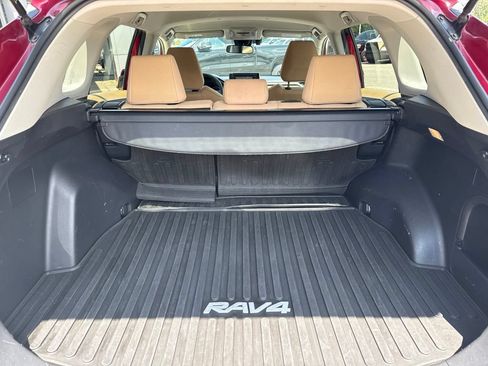 Used 2019 Toyota RAV4 LE w/ Carpet Mat Package AWD/4WD image 18