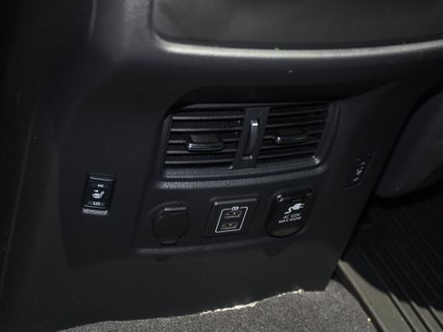 Used 2023 Nissan Titan PRO-4X w/ Pro-4x Convenience Package AWD/4WD image 18