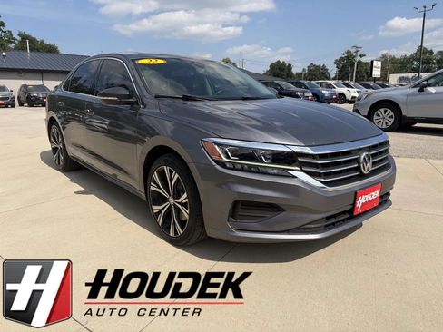 Used 2022 Volkswagen Passat 2.0T SE FWD image 1