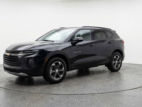 Used 2025 Chevrolet Blazer LT image 3