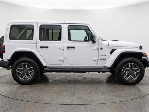 Used 2025 Jeep Wrangler Sahara image 11