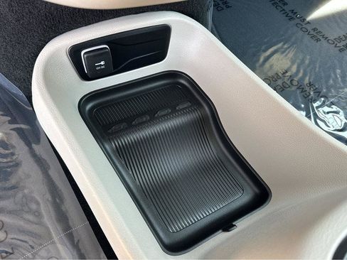 Used 2024 Chrysler Pacifica Limited FWD image 28
