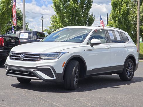 Used 2022 Volkswagen Tiguan SE w/ Panoramic Sunroof Package FWD image 18