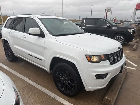 Used 2020 Jeep Grand Cherokee Altitude image 3