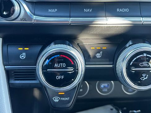 Used 2023 Genesis G70 2.0T image 29