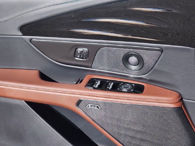 New 2026 Lincoln Nautilus Reserve w/ Jet Appearance Package AWD/4WD image 9