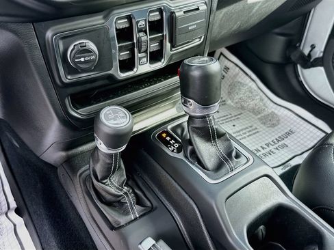 Used 2022 Jeep Wrangler Unlimited Sahara w/ Cold Weather Group AWD/4WD image 18