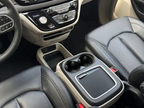 Used 2024 Chrysler Pacifica Touring-L FWD image 44