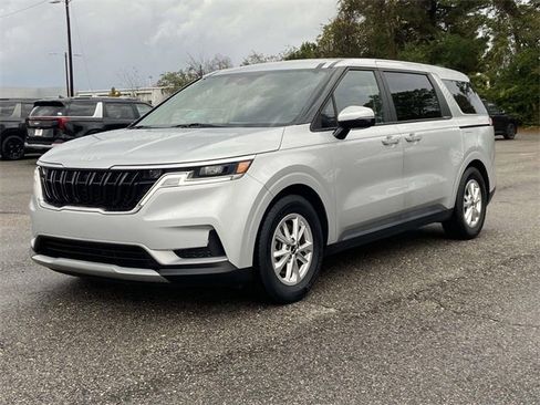 Used 2023 Kia Carnival LX image 3